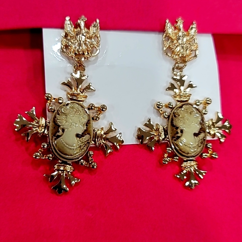 Gold Tone Classy Earrings